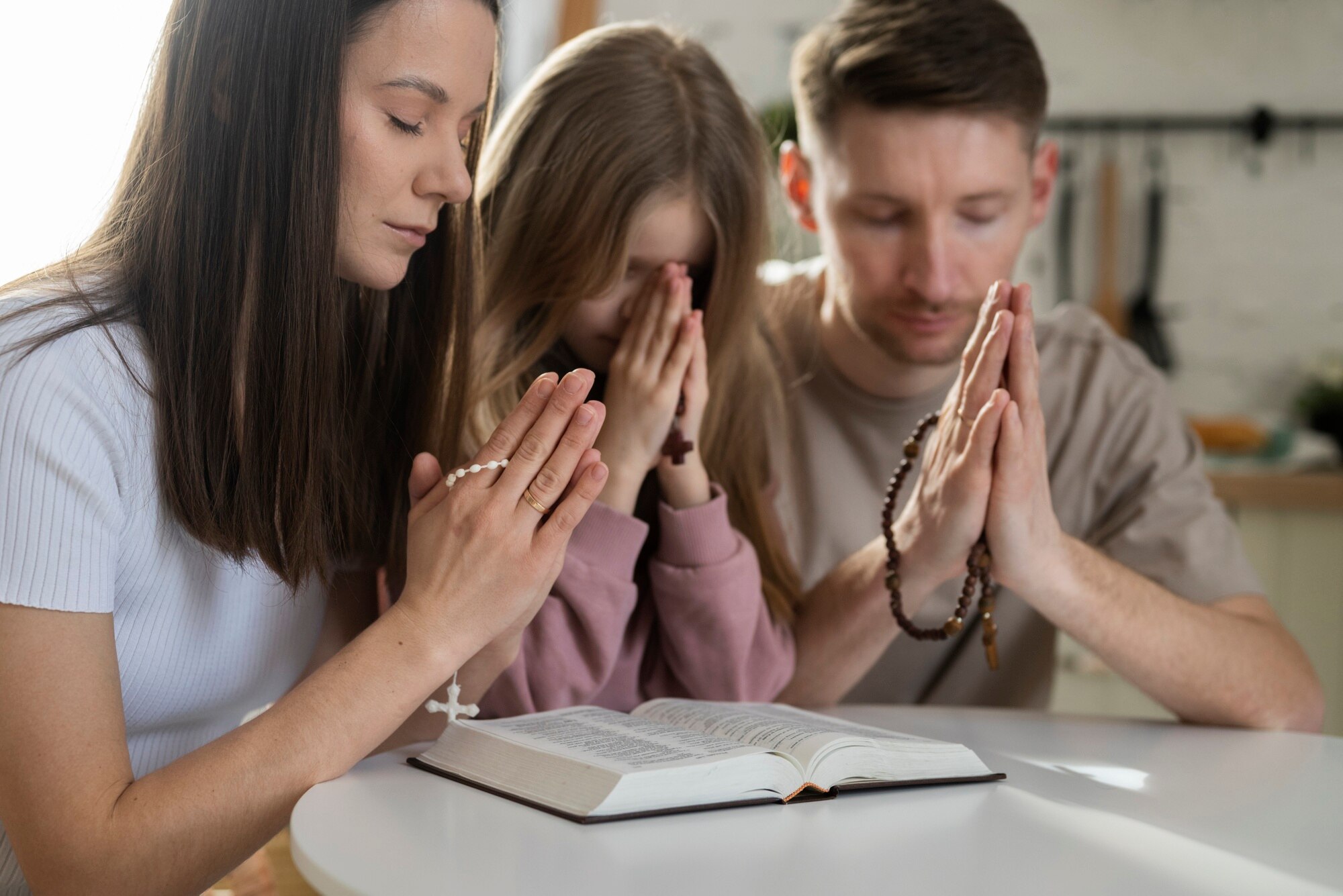 Personas realizando oración para fortalecer su vida espiritual.